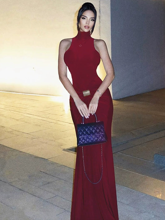 Shemoda: Vacation style sexy large backless sleeveless dress for women, pleated high waist slim fit, hip hugging long skirt | Nüra - Elevate your vacation style with Shemoda's sexy backless sleeveless dress. Pleated high waist, slim fit, hip-hugging long