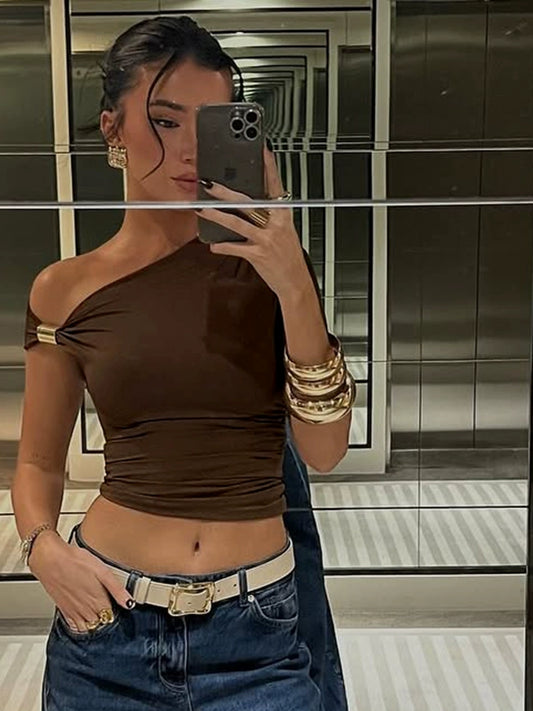 Shemoda: Sloping collar, single shoulder short sleeved T-shirt, women's pleated high waist elastic slim fit spicy girl top | Nüra - Discover Shemoda's chic asymmetrical crop top: sloping collar, single shoulder, pleated high waist, and slim fit for a mode