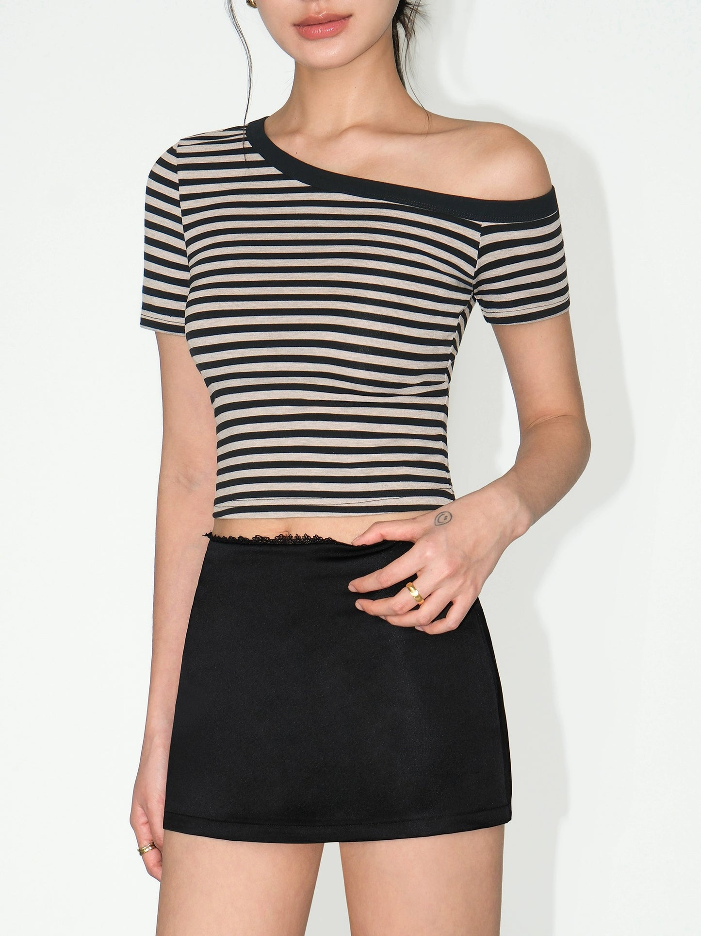 Raya Bold Line Crop